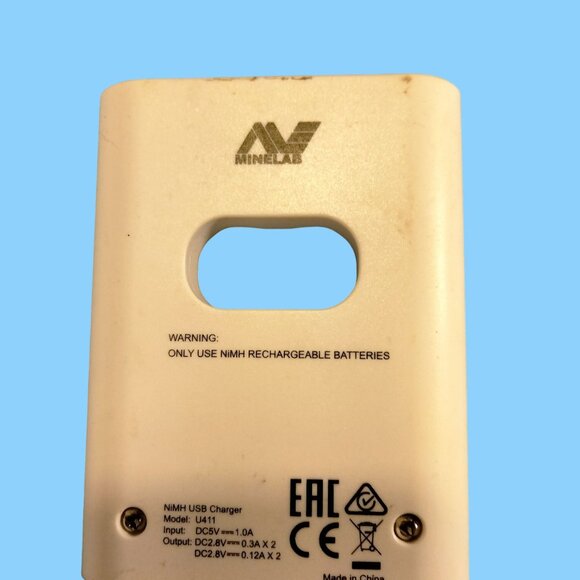 Minelab Battery Charger Station NiMH 4 AA Batteries Rechargeable - Picture 4 of 5